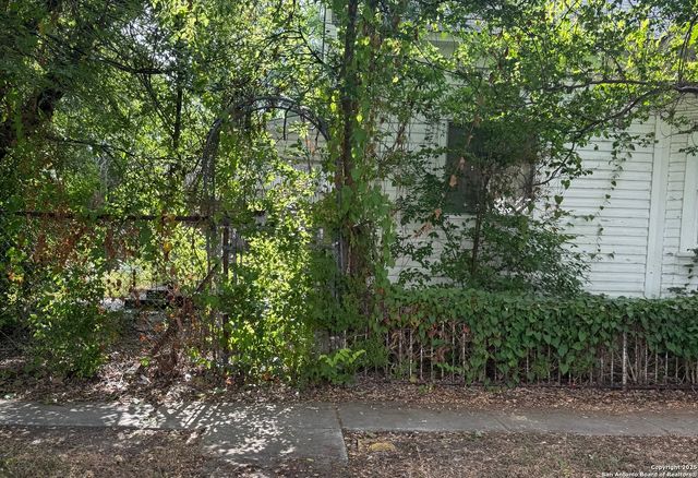 1723 cesar e chavez, San Antonio, TX 78207