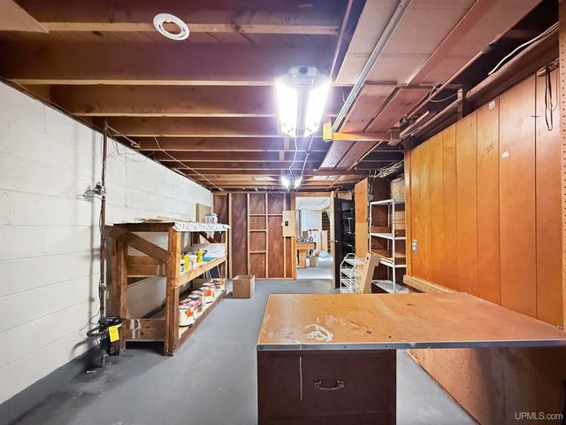 1617 S 17th Avenue, Escanaba, MI 49829