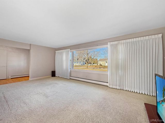 1617 S 17th Avenue, Escanaba, MI 49829