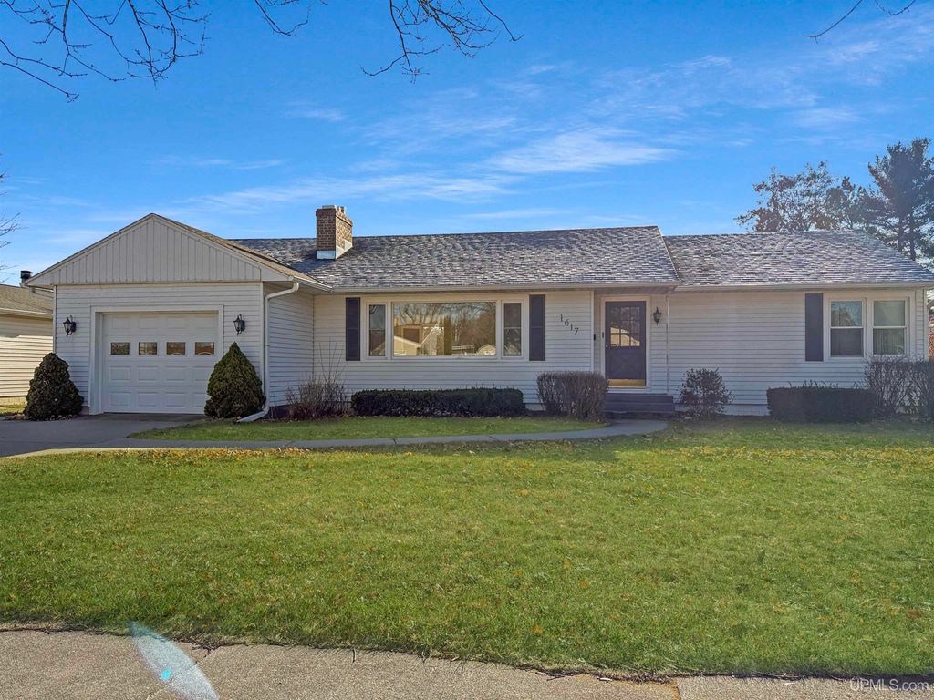 1617 S 17th Avenue, Escanaba, MI 49829