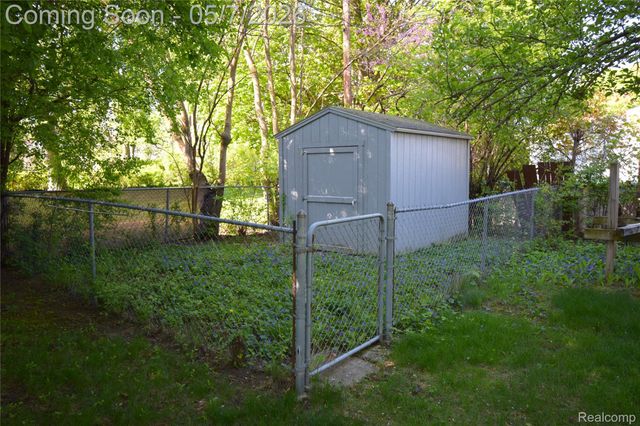 1309 W Elmwood Avenue, Clawson, MI 48017