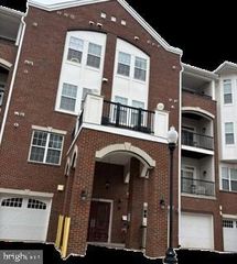 9200 CHARLESTON DR #301, Manassas, VA 20110