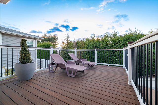 2422 S Seamans Neck Road, Seaford, NY 11783