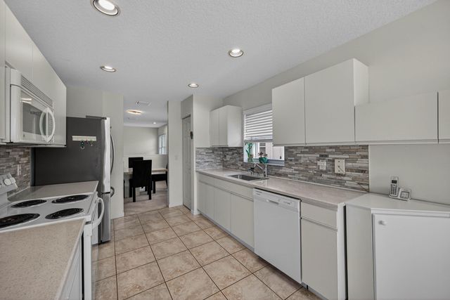 7676 Springwater Place 201, Boynton Beach, FL 33437