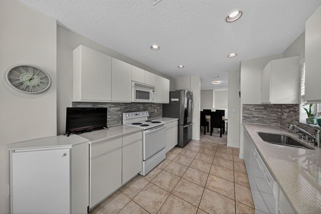 7676 Springwater Place 201, Boynton Beach, FL 33437