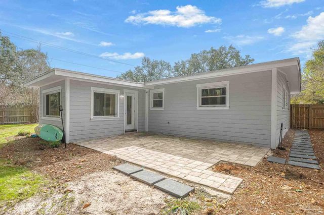 306 Shoreline Dr, Gulf Breeze, FL 32561