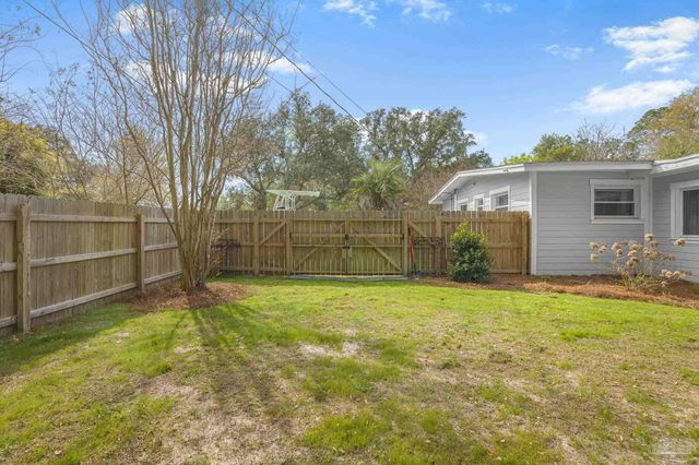 306 Shoreline Dr, Gulf Breeze, FL 32561