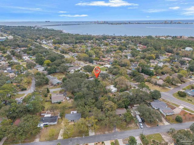 306 Shoreline Dr, Gulf Breeze, FL 32561