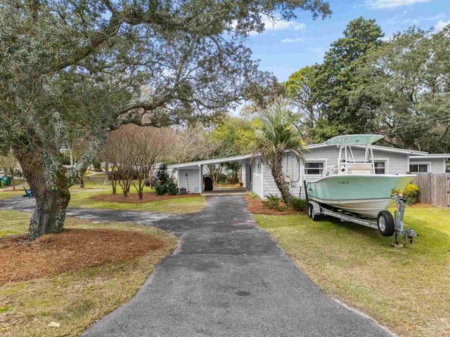 306 Shoreline Dr, Gulf Breeze, FL 32561
