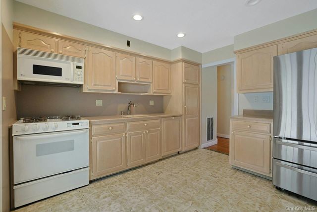 19 Von Beaste Lane, Congers, NY 10920