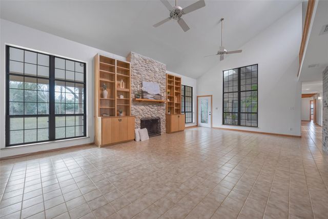 9811 Miner Road, Highlands, TX 77562