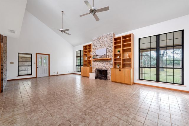 9811 Miner Road, Highlands, TX 77562