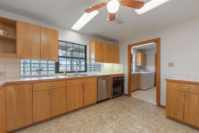 9811 Miner Road, Highlands, TX 77562