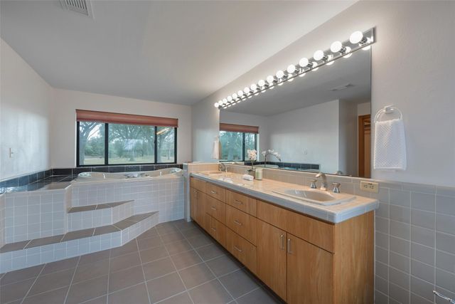 9811 Miner Road, Highlands, TX 77562