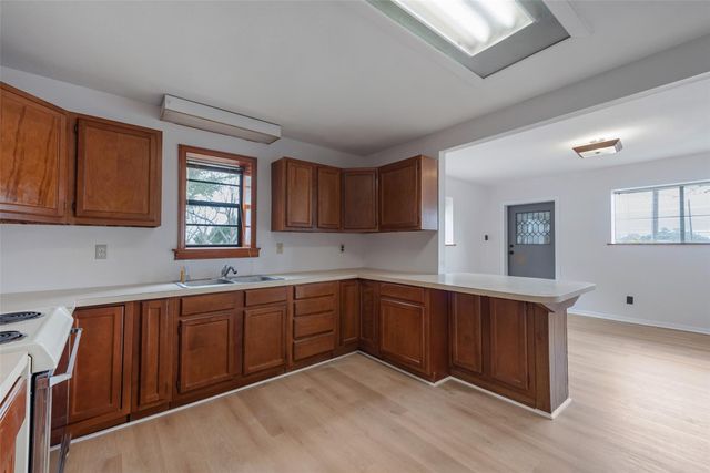 9811 Miner Road, Highlands, TX 77562