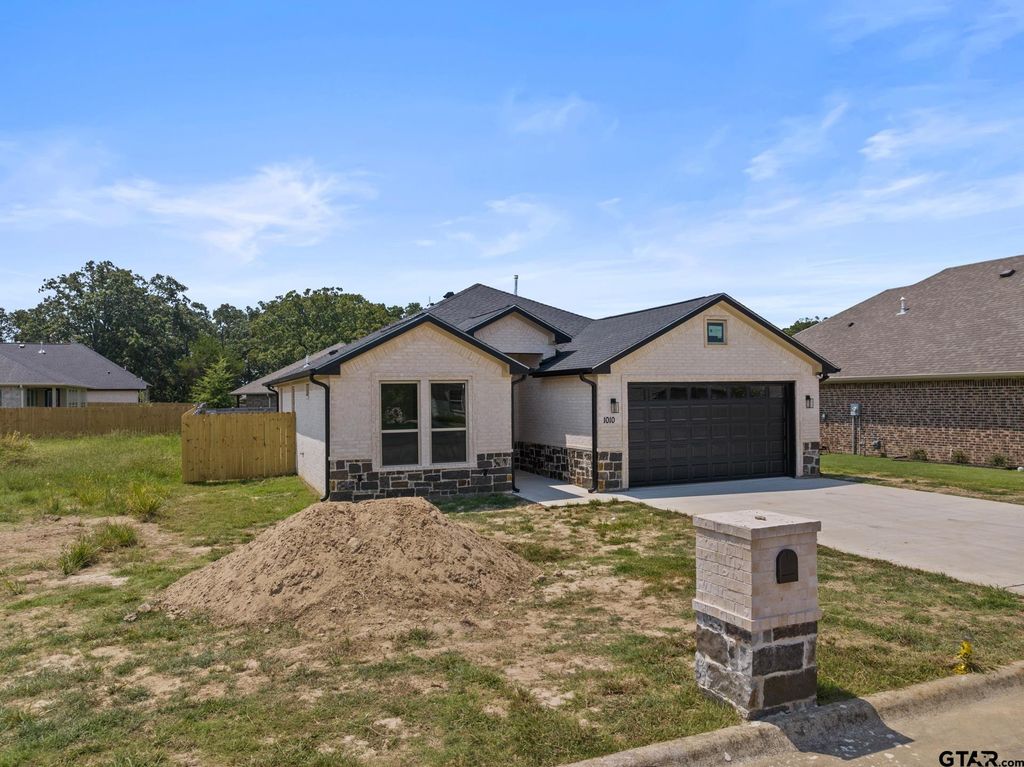 1010 Stone Wall, Mt Pleasant, TX 75456