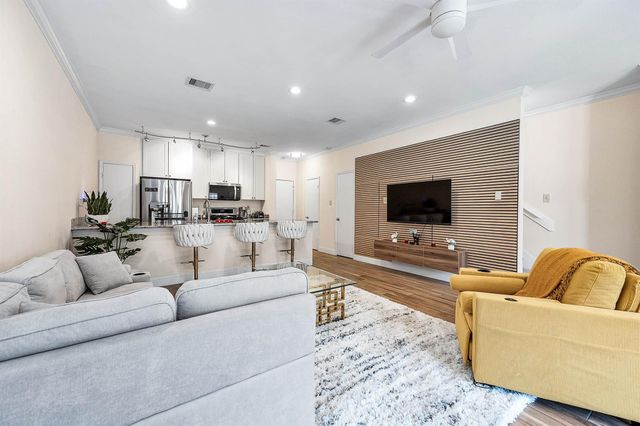 660 Wilcrest Drive 660, Houston, TX 77042