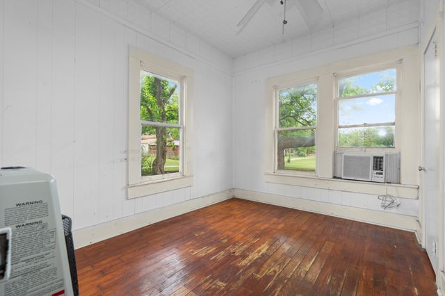 609 W ELM, West, TX 76691