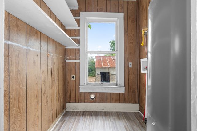 609 W ELM, West, TX 76691