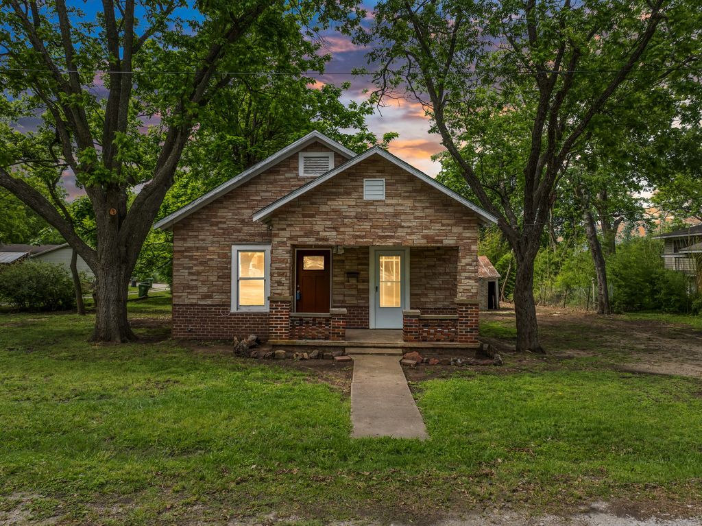 609 W ELM, West, TX 76691