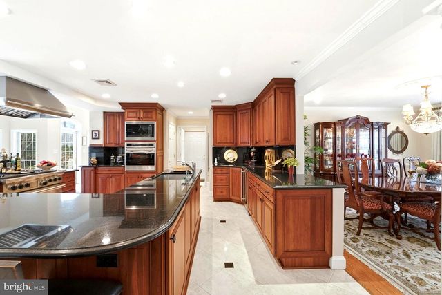 304 CHESAPEAKE DR, Great Falls, VA 22066