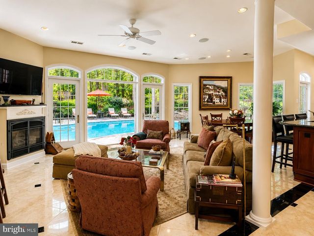 304 CHESAPEAKE DR, Great Falls, VA 22066