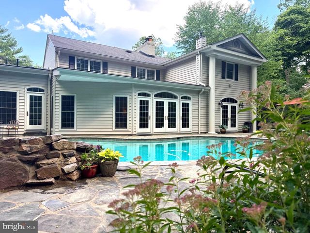 304 CHESAPEAKE DR, Great Falls, VA 22066