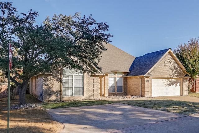 5901 River Bend Drive, Benbrook, TX 76132