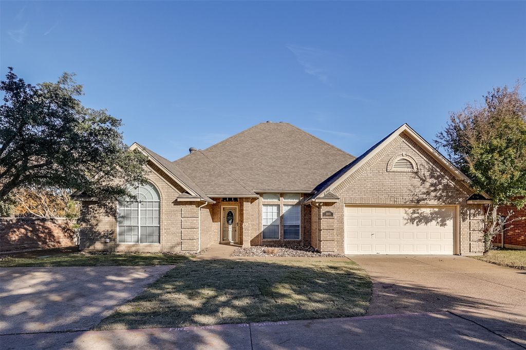 5901 River Bend Drive, Benbrook, TX 76132