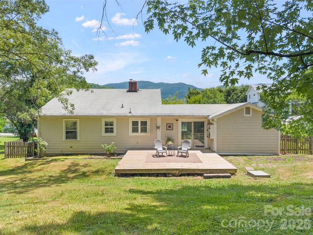 25 Nesbitt Street, Waynesville, NC 28786