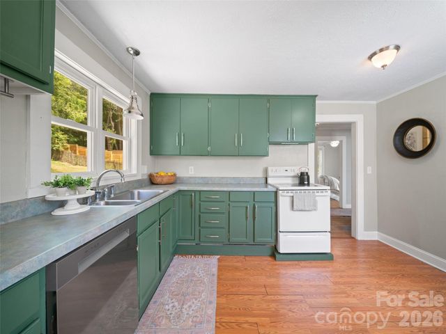 25 Nesbitt Street, Waynesville, NC 28786