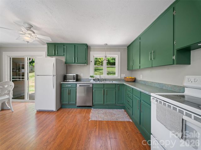 25 Nesbitt Street, Waynesville, NC 28786