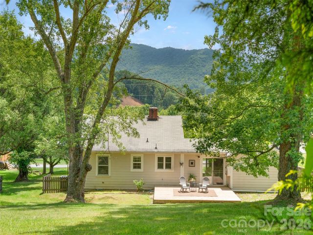 25 Nesbitt Street, Waynesville, NC 28786