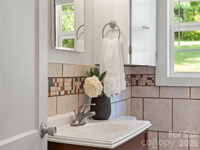 25 Nesbitt Street, Waynesville, NC 28786