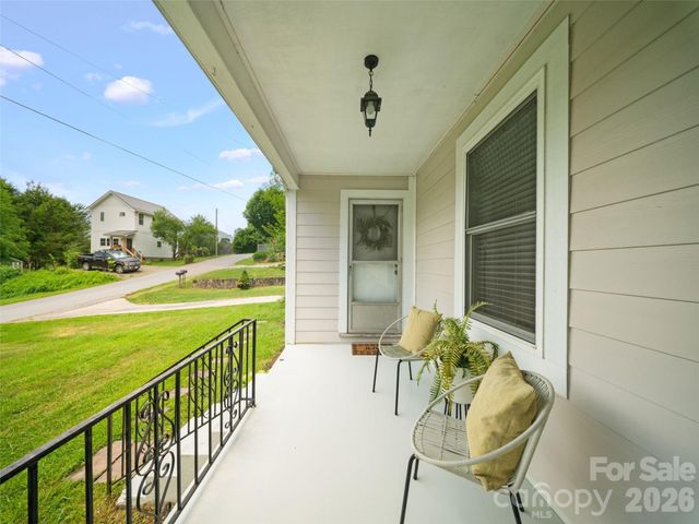 25 Nesbitt Street, Waynesville, NC 28786