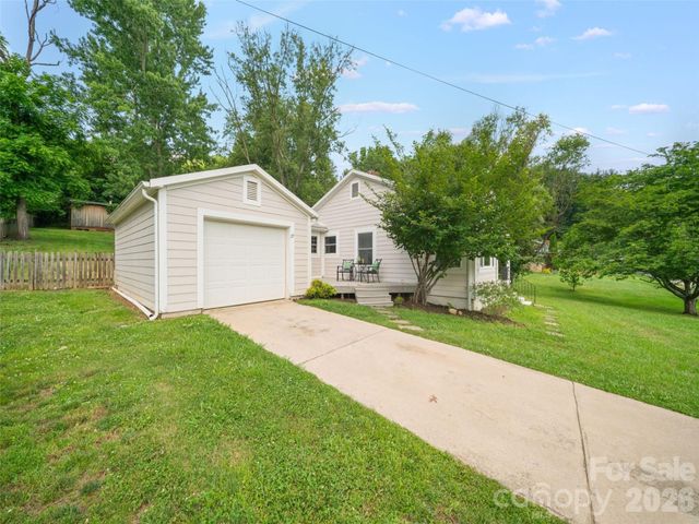 25 Nesbitt Street, Waynesville, NC 28786