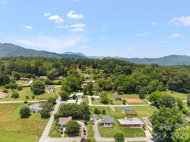 25 Nesbitt Street, Waynesville, NC 28786