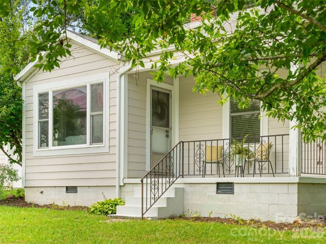 25 Nesbitt Street, Waynesville, NC 28786