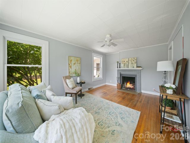25 Nesbitt Street, Waynesville, NC 28786