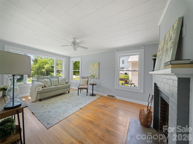 25 Nesbitt Street, Waynesville, NC 28786