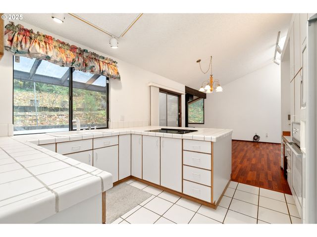 9411 Sw 62ND Dr, Portland, OR 97219