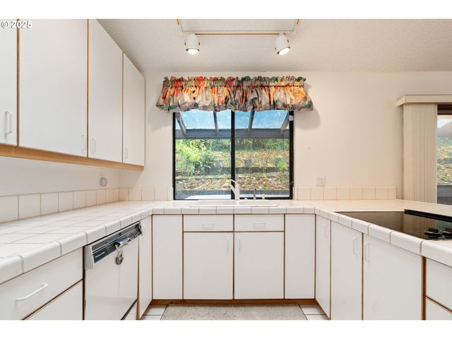 9411 Sw 62ND Dr, Portland, OR 97219