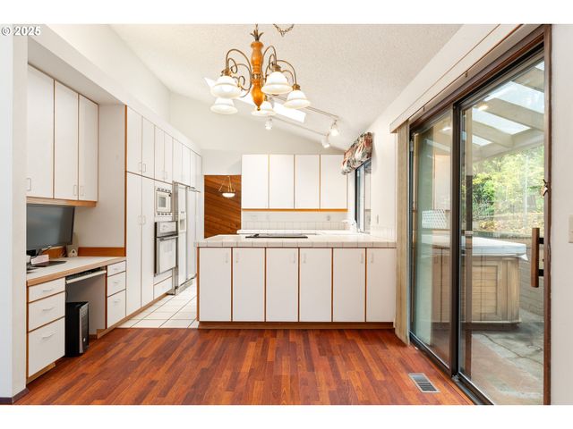 9411 Sw 62ND Dr, Portland, OR 97219