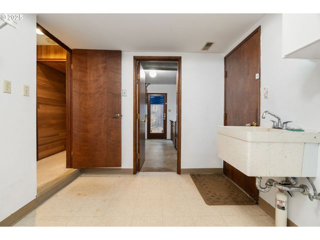 9411 Sw 62ND Dr, Portland, OR 97219