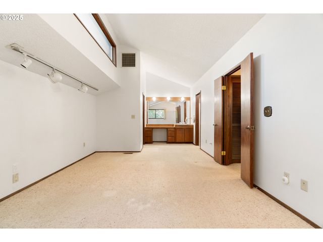 9411 Sw 62ND Dr, Portland, OR 97219