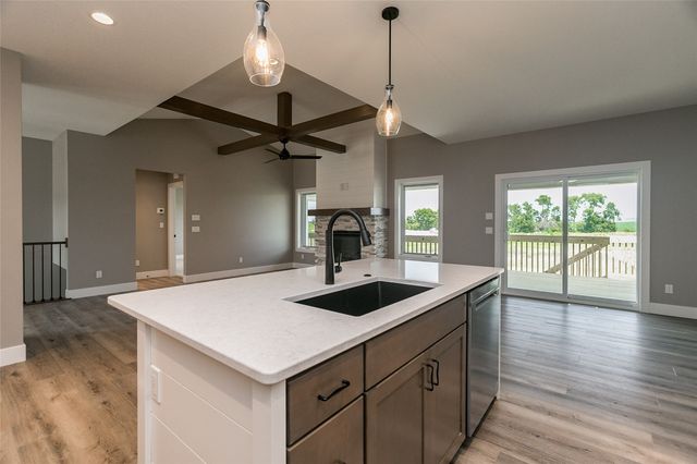 1735 Parkland Dr, Ely, IA 52227