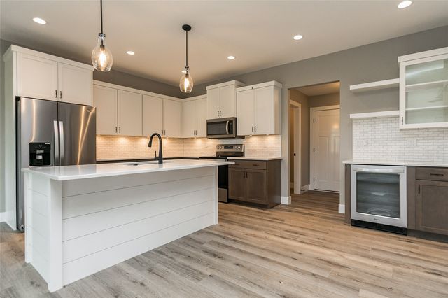 1735 Parkland Dr, Ely, IA 52227