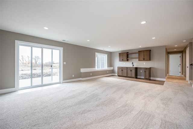 1735 Parkland Dr, Ely, IA 52227