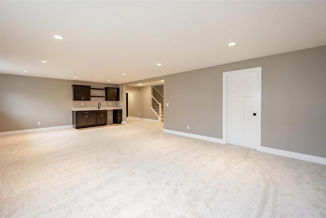 1735 Parkland Dr, Ely, IA 52227