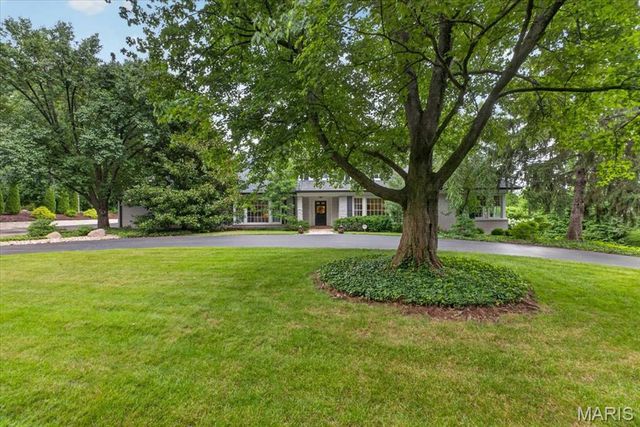 18 S McKnight Road, St Louis, MO 63124